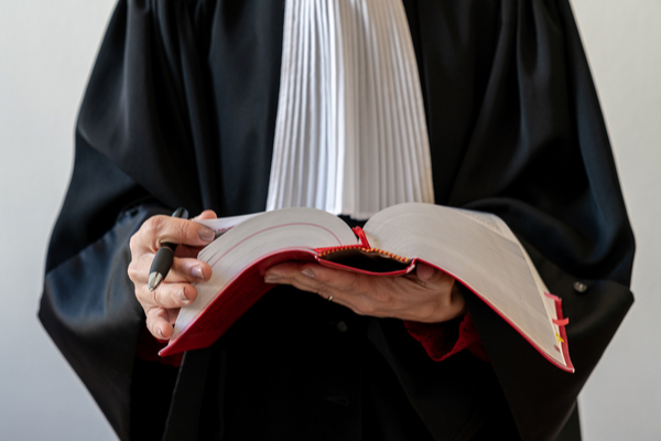 Lire la suite à propos de l’article Avocat : une robe doit être sobre